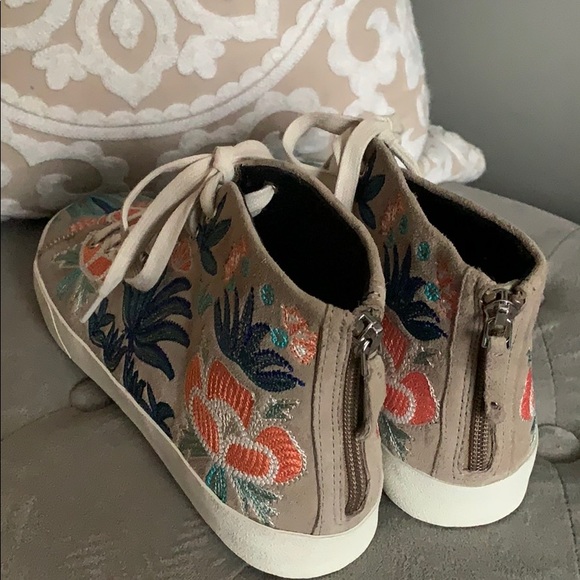 🌸 Rebecca Minkoff Zaina NIB Embroidered Sneakers - Picture 7 of 8